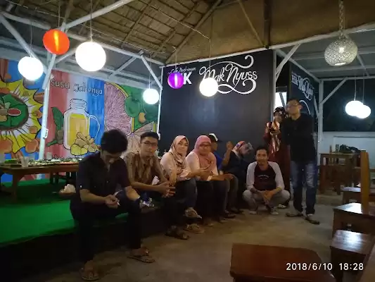 Cafe Angkringan Hik Maknyuss Plosokandang Tulungagung